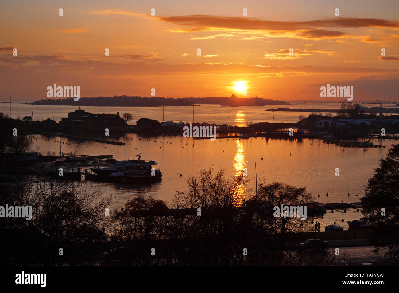 Coucher du soleil à Kaivopuisto, Helsinki, Finlande. Les couchers de soleil depuis la partie sud de Helsinki en Kaivopuisto ne laissent personne indifférent. Kaivopuisto offre plusieurs hectares de parcs nationaux, à la fois en plaine et dans les falaises. Le parc comprend également des vestiges de fortifications en pierre construit au 18ème siècle. Banque D'Images