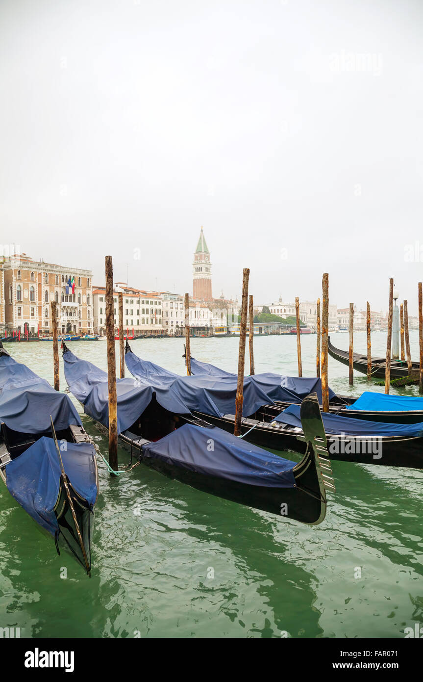 Gondoles flottant sur Grand Canal de Venise, Italie Banque D'Images