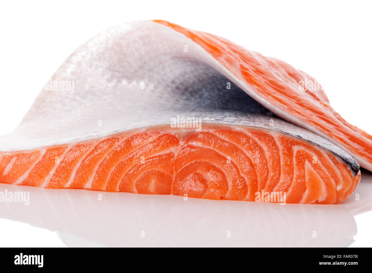 Gros morceau de saumon cru frais isolé sur fond blanc. Manger des fruits de mer sains de luxe. Banque D'Images