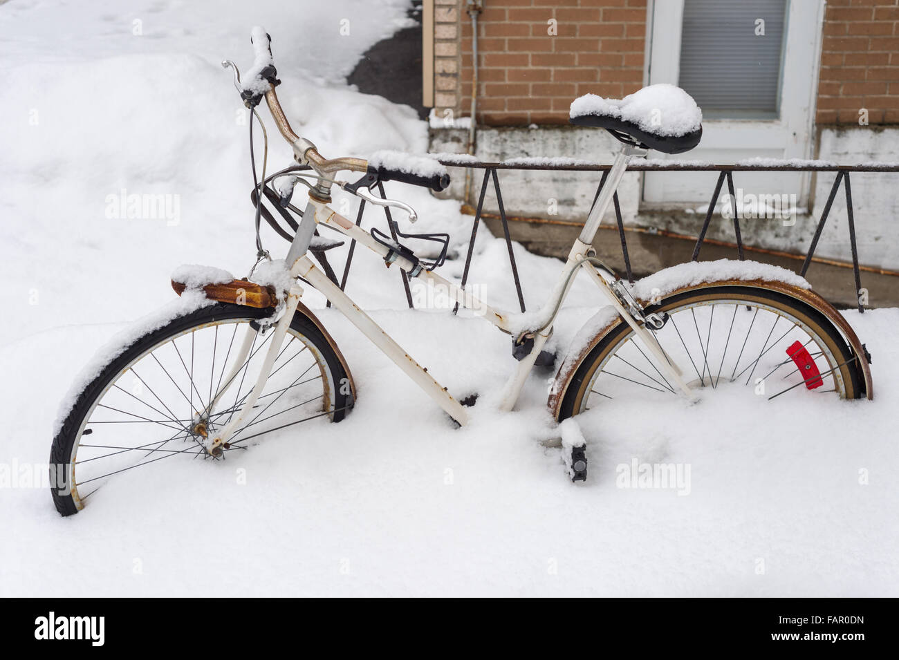 Bike couverte de neige fraîche à Montréal pendant une tempête de neige en 2016 Banque D'Images