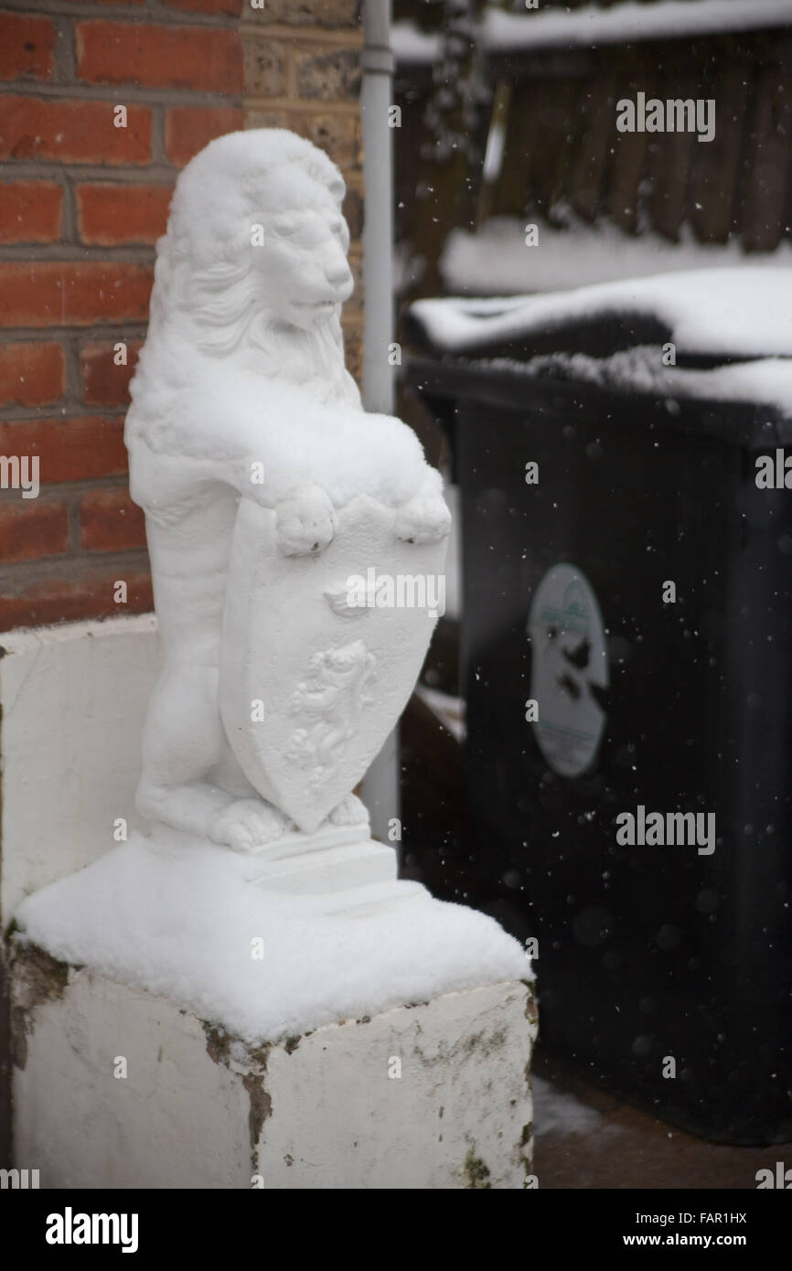 Lion ornement devant la maison dans la neige. Banque D'Images