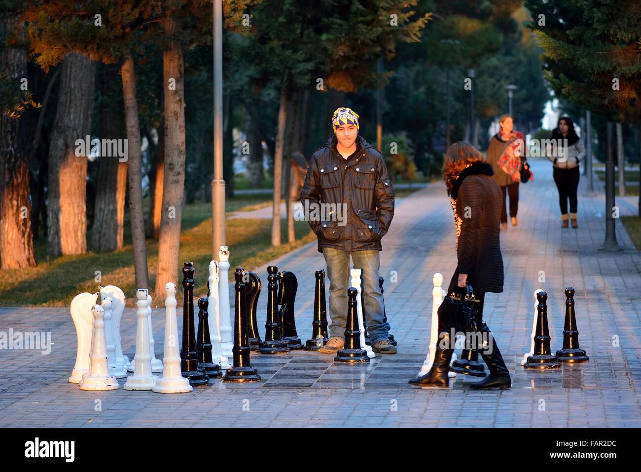 SUMGAIT, Azerbaïdjan - 17 janvier 2014 un couple jouer un jeu d'échecs de rue dans un parc du centre de Sumgait, environ 30 km de Bakou Banque D'Images