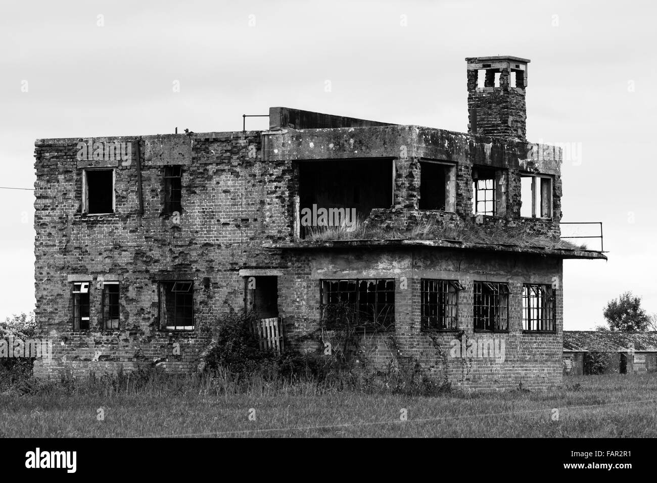 RAF Charmy Down tour de contrôle, Somerset, Royaume-Uni. Un bâtiment délabré est longtemps après l'aérodrome a été abandonnée Banque D'Images