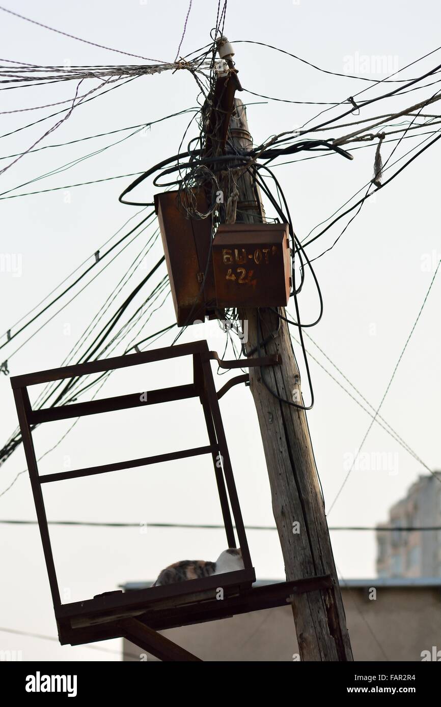 Câbles de télécommunications malpropre à Bakou, capitale de l'Azerbaïdjan. Les fils téléphoniques sont en désordre à un poteau, emmêlé et tentaculaires Banque D'Images