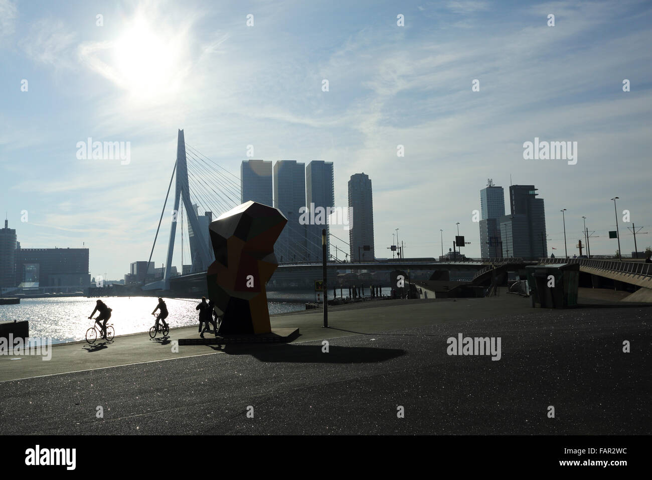 Cyclsts passé cycle Marathon, une sculpture publique de l'artiste néerlandais Henk Visch intitulé à Rotterdam, aux Pays-Bas. La sculpture Banque D'Images