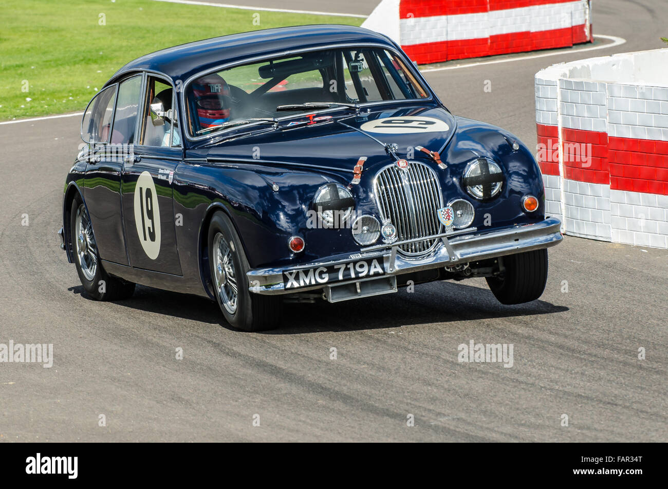 Jaguar Mk2 administré par Simon Drabble et a couru à la 2015 Goodwood Revival par TV presenter Timothy 'Tiff Needell. Banque D'Images