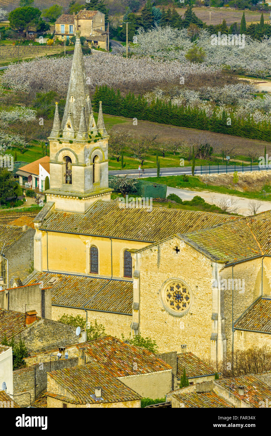 Ville de Bonnieux avec Eglise neuve (nouvelle église), Provence, France Banque D'Images