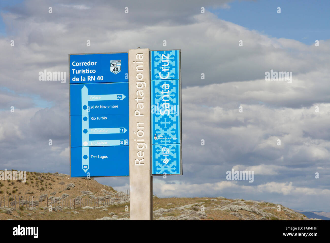 Santa Cruz, Argentine - décembre 3, 2015 : signe de la chaussée de l'historique Route 40 en Patagonie, Argentine. Banque D'Images