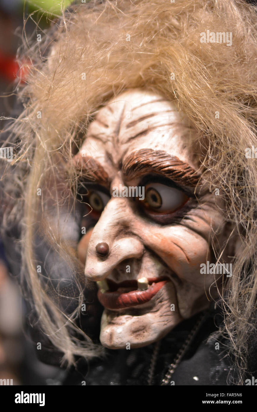 Sculpture en bois représentant une sorcière effrayante brillant à vous avec grand bouton sur son nez à les marchés de Noël de Prague Banque D'Images