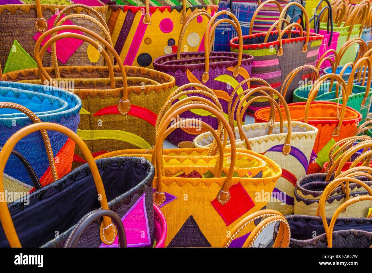 Sacs multicolores en plein marché, Provence, France Banque D'Images