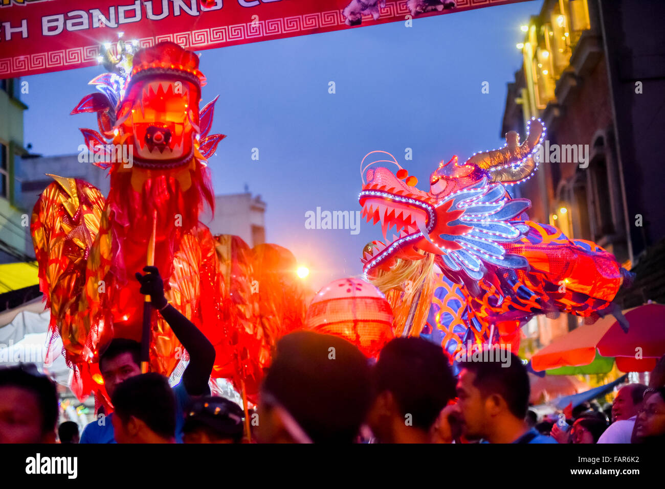 Défilé de lanternes de dragon lors du festival de lanternes de Bandung 2015 Parade culturelle (Kirab Budaya Cap Go meh Bandung 2015) à Bandung City, Indonésie. Banque D'Images