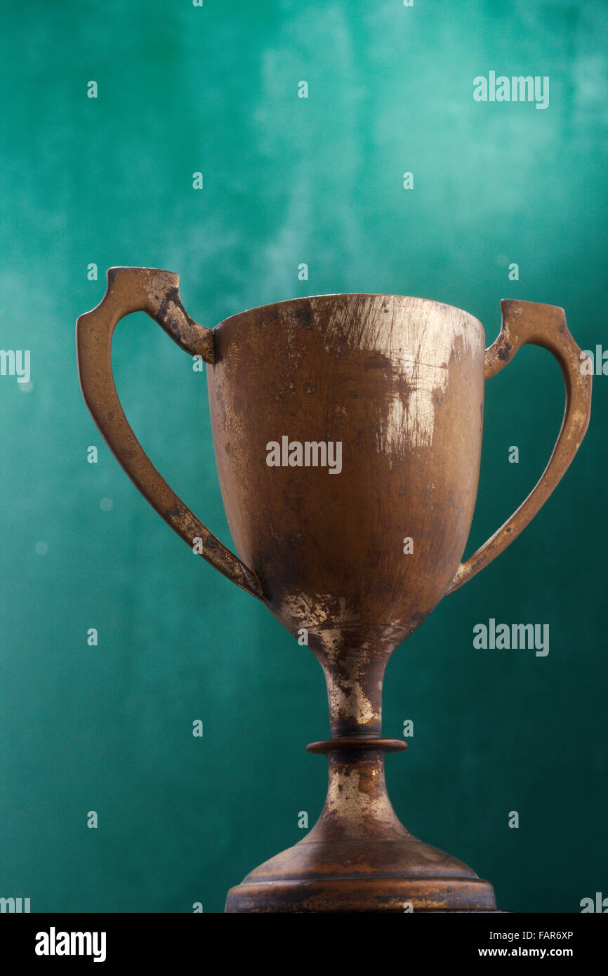 Trophée Bronze isolé sur le fond vert. Banque D'Images