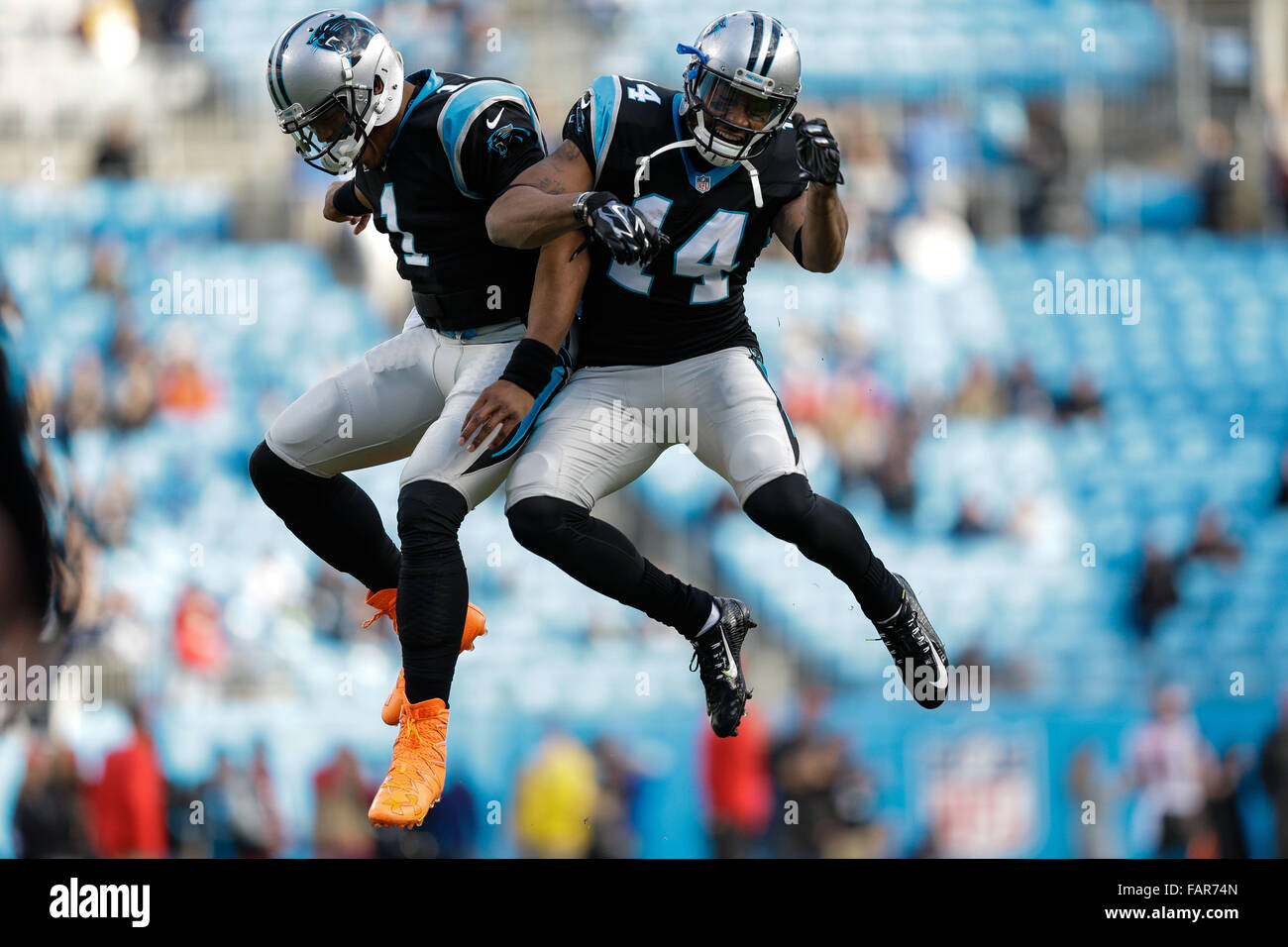 Charlotte, Caroline du Nord, USA. 3 janvier, 2016. NC, Caroline Panthère quarterback Cam Newton # 1 et Carolina Panthers quarterback Joe Webb # 14 célébrer un touché dans un match contre les NFL Tampa Bay Buccaneers le 3 janvier 2016, au stade Bank of America à Charlotte, Caroline du Nord. Les Panthère défait Buccaneers 38-10. Margaret Bowles/CSM/Alamy Live News Banque D'Images