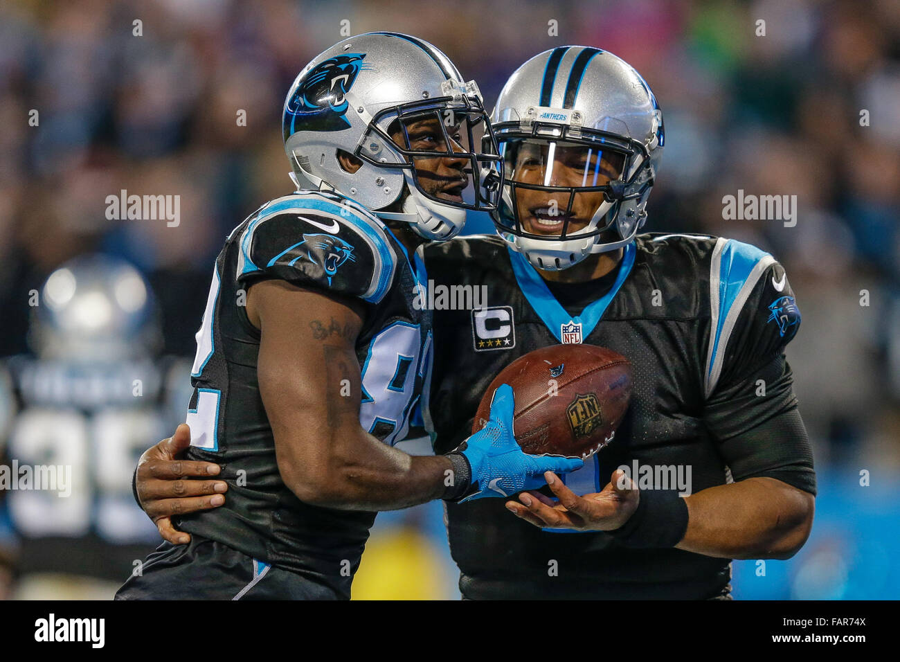 Charlotte, Caroline du Nord, USA. 3 janvier, 2016. NC, Caroline Panthère quarterback Cam Newton # 1 et le receveur des Panthers de la Caroline Jerricho Cotchery # 82 célébrer un touché dans un match contre les NFL Tampa Bay Buccaneers le 3 janvier 2016, au stade Bank of America à Charlotte, Caroline du Nord. Les Panthère défait Buccaneers 38-10. Margaret Bowles/CSM/Alamy Live News Banque D'Images