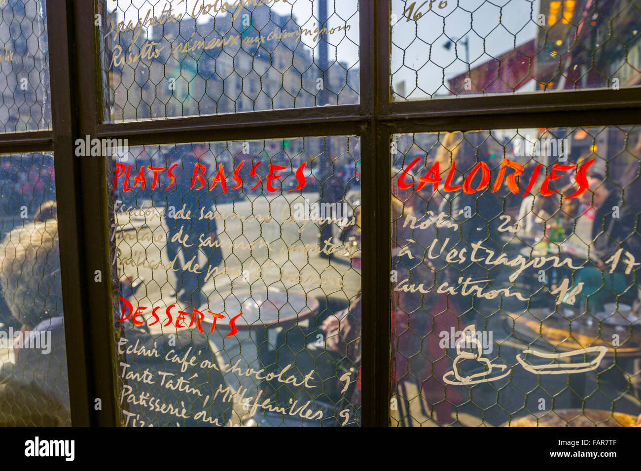 Café en plein air sur la Rue de Rivoli, Paris Banque D'Images