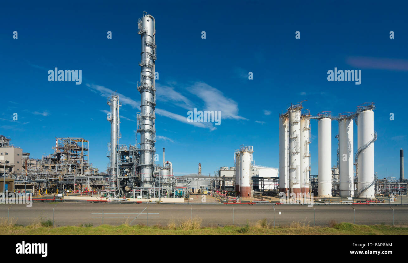 Raffinerie de pétrole contre le ciel bleu Banque D'Images