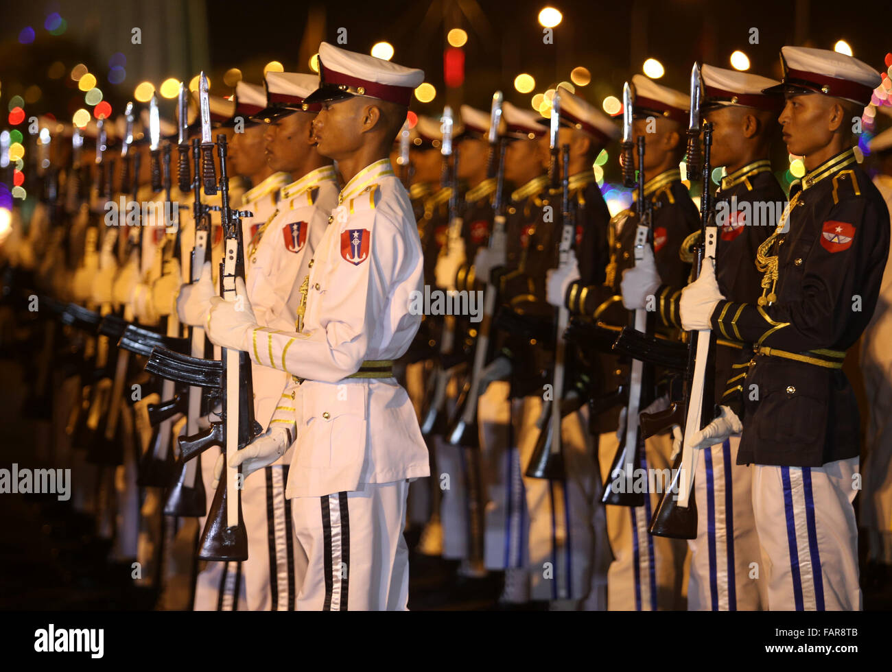 Nay Pyi Taw, le Myanmar. 4 janvier, 2016. Garde d'honneur militaire du Myanmar assister à une cérémonie pour célébrer le 68e jour de l'indépendance du Myanmar à Nay Pyi Taw, le Myanmar, le 4 janvier 2016. Credit : U Aung/Xinhua/Alamy Live News Banque D'Images