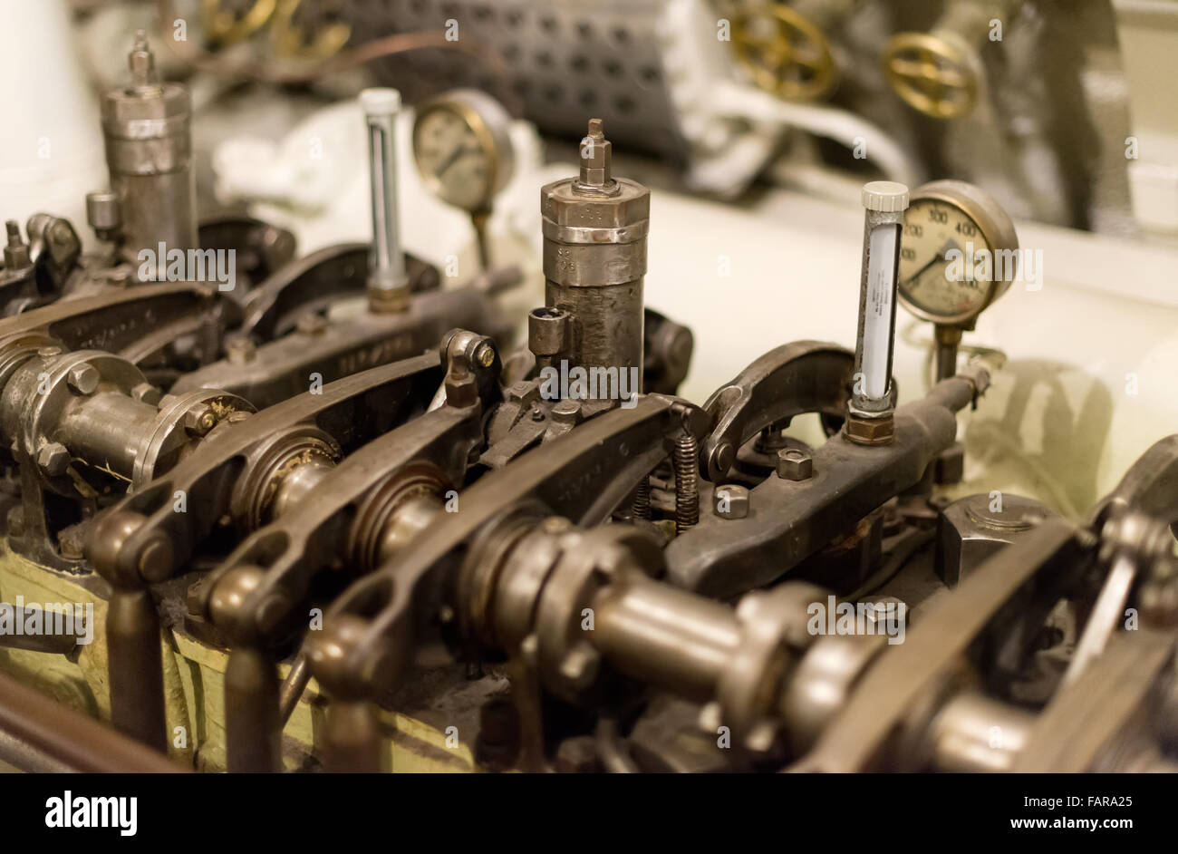 Le moteur diesel à l'intérieur de vieux sous-marin. Banque D'Images