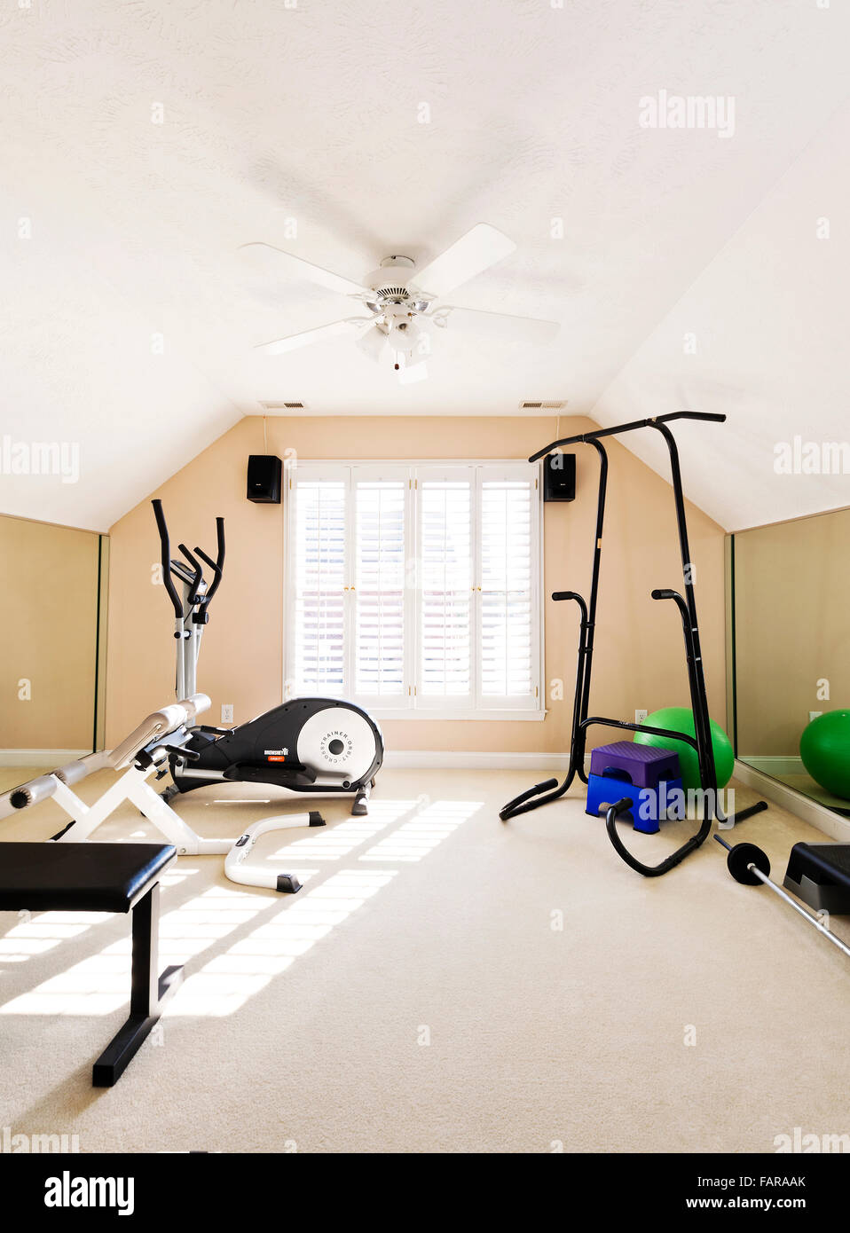 Vue intérieure d'une salle d'exercice / fitness à la maison. Banque D'Images