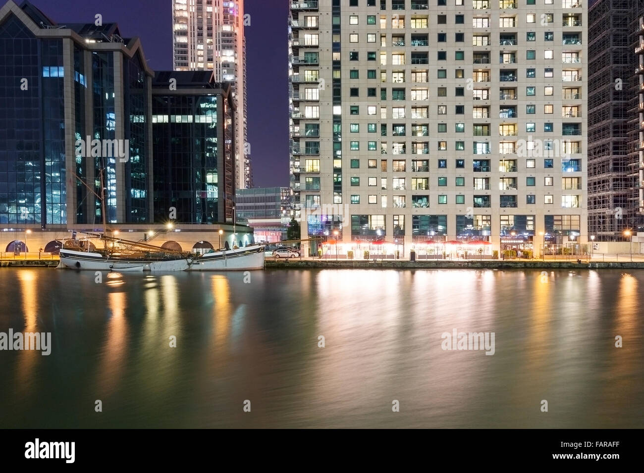 Bâtiments sur secteur quais rive de nuit Banque D'Images