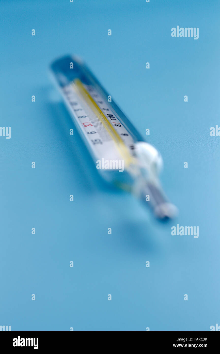 De mesure du thermomètre de température chaude et froide Banque D'Images