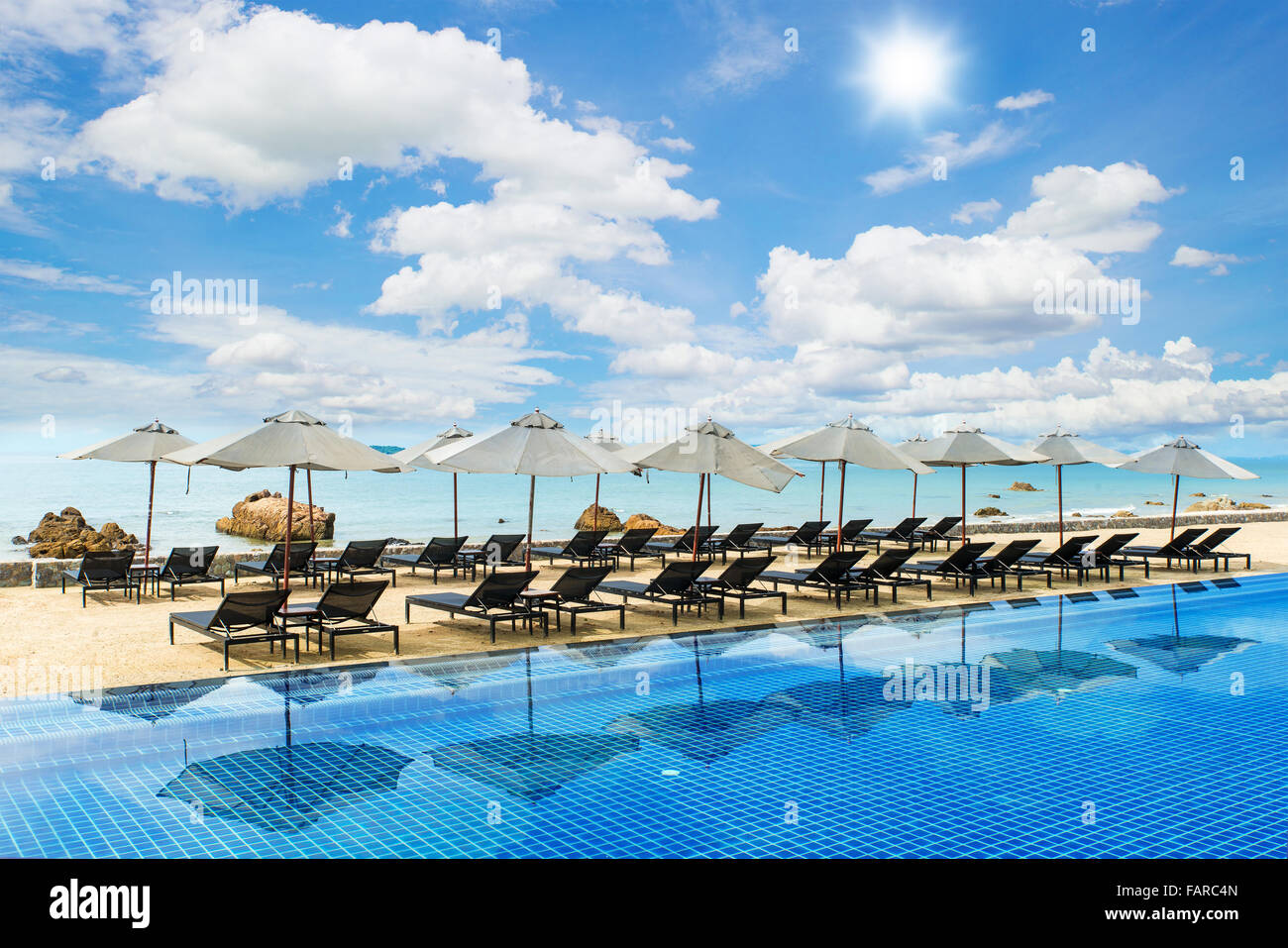 L'été, les voyages, vacances et Maison de Vacances - concept Tropical beach resort avec chaises longues et parasols à Phuket , Thaïlande Banque D'Images