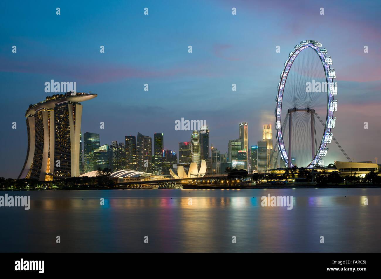Gratte-ciel de Singapour à Marina Bay dans la nuit Banque D'Images