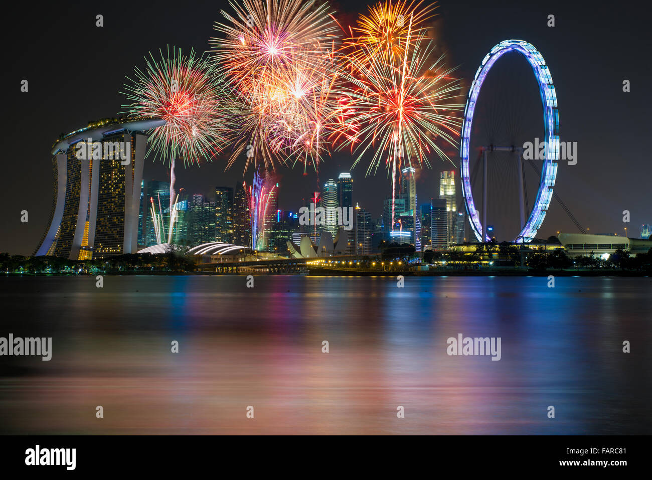 Plus d'artifice Marina Bay à Singapour, le nouvel ans célébration fireworks Banque D'Images