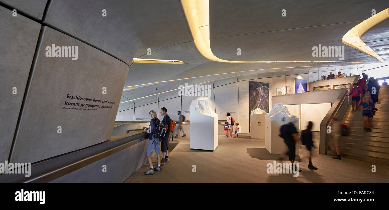 L'espace d'exposition avec les visiteurs. Messner Mountain Museum Corones, le Mont Kronplatz, Italie. Architecte : Zaha Hadid Architects, 2015. Banque D'Images