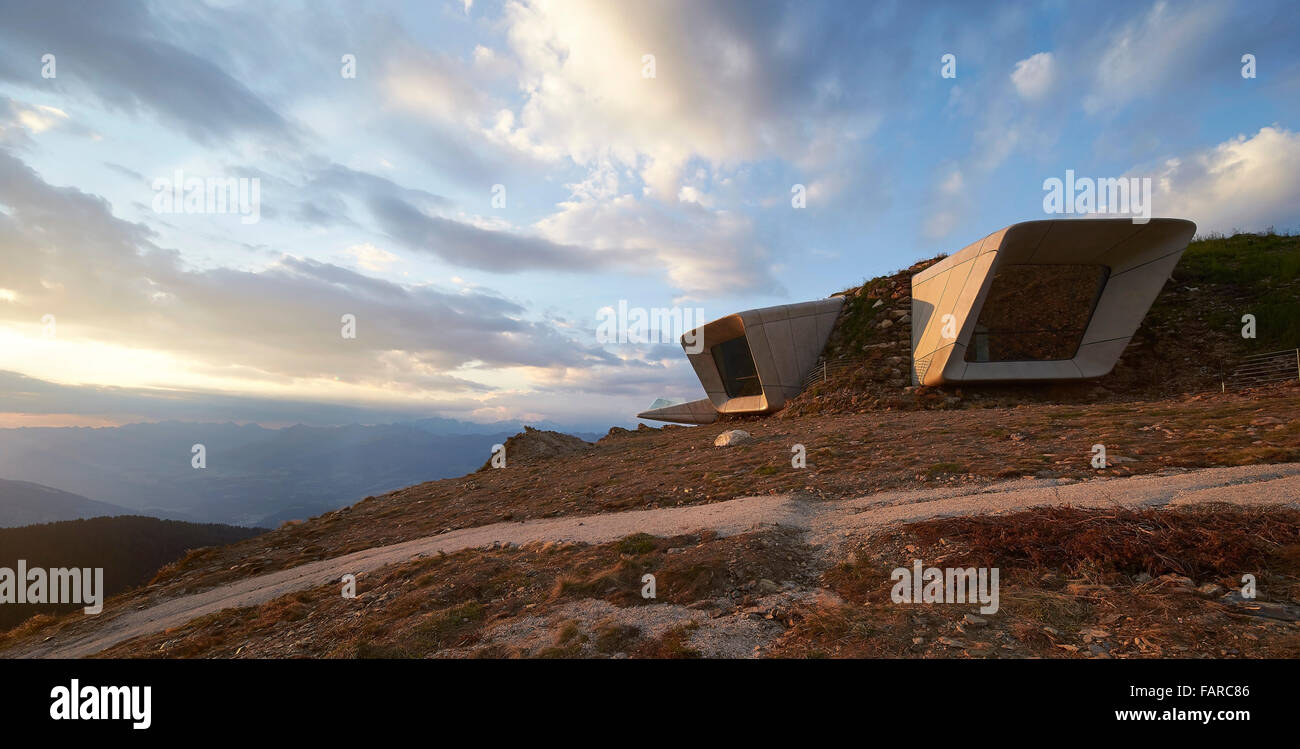 Élévation des deux fenêtres en saillie. Messner Mountain Museum Corones, le Mont Kronplatz, Italie. Architecte : Zaha Hadid Banque D'Images