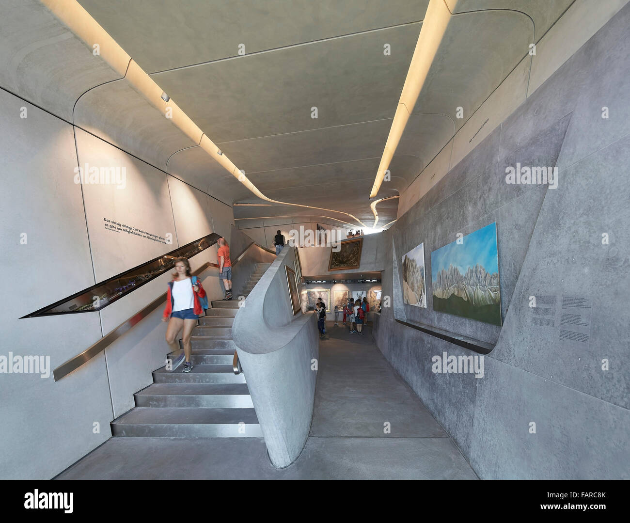 L'intérieur du musée avec l'escalier et l'espace d'exposition. Messner Mountain Museum Corones, le Mont Kronplatz, Italie. Architecte : Zaha avait Banque D'Images