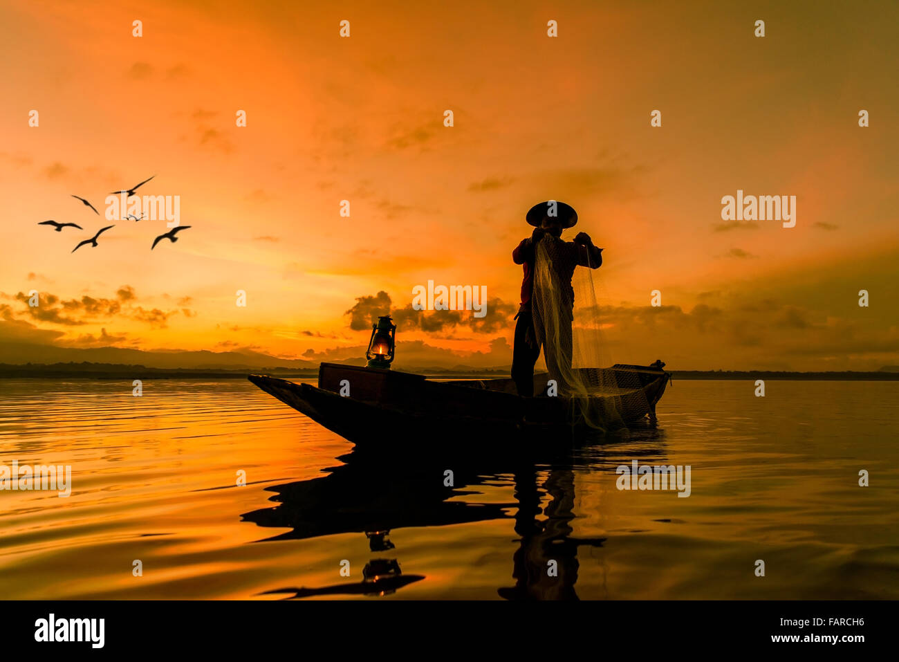 Au lac de pêche pêcheur en matin, en Thaïlande. Banque D'Images