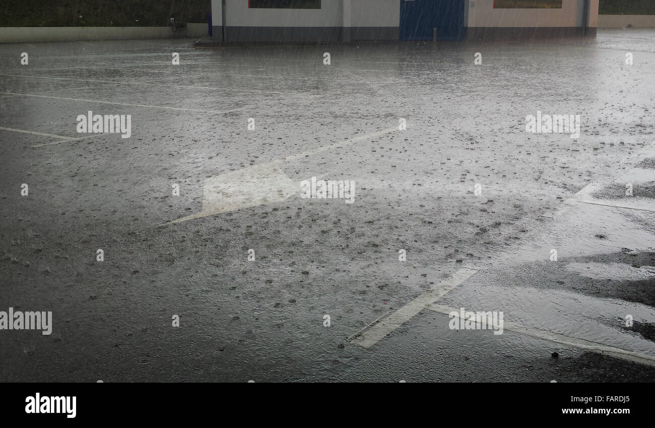 Gouttes de pluie torrentielles éclaboussures sur rue Banque D'Images