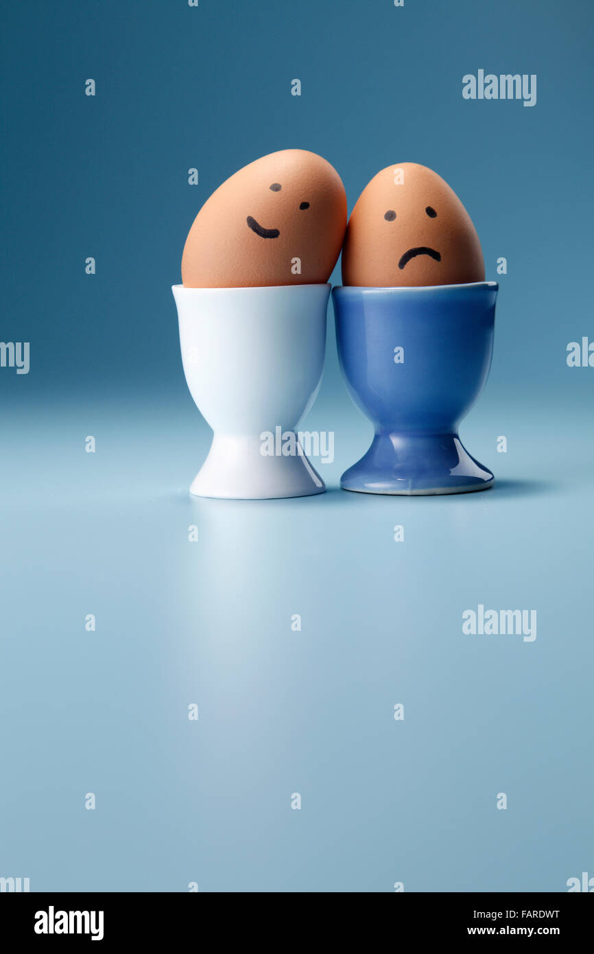 Œuf avec drôle de visage sur l'egg cup Banque D'Images