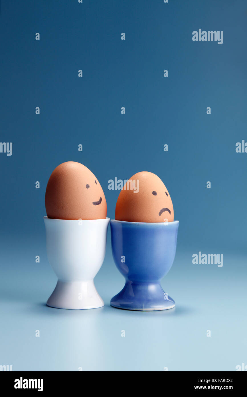 Œuf avec drôle de visage sur l'egg cup Banque D'Images