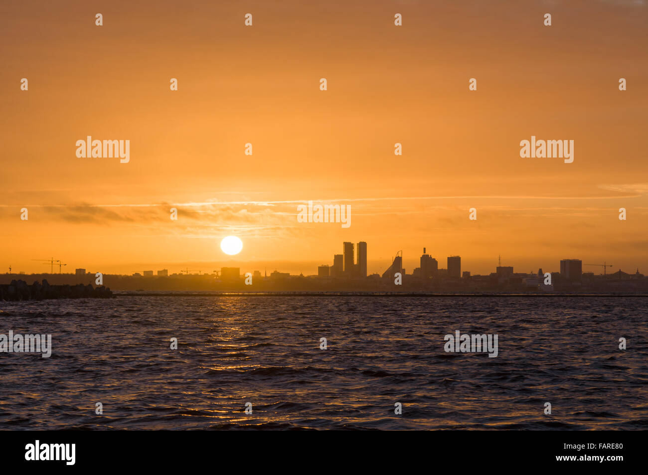 Silhouette de la ville de Tallinn, Estonie avant le coucher du soleil Banque D'Images