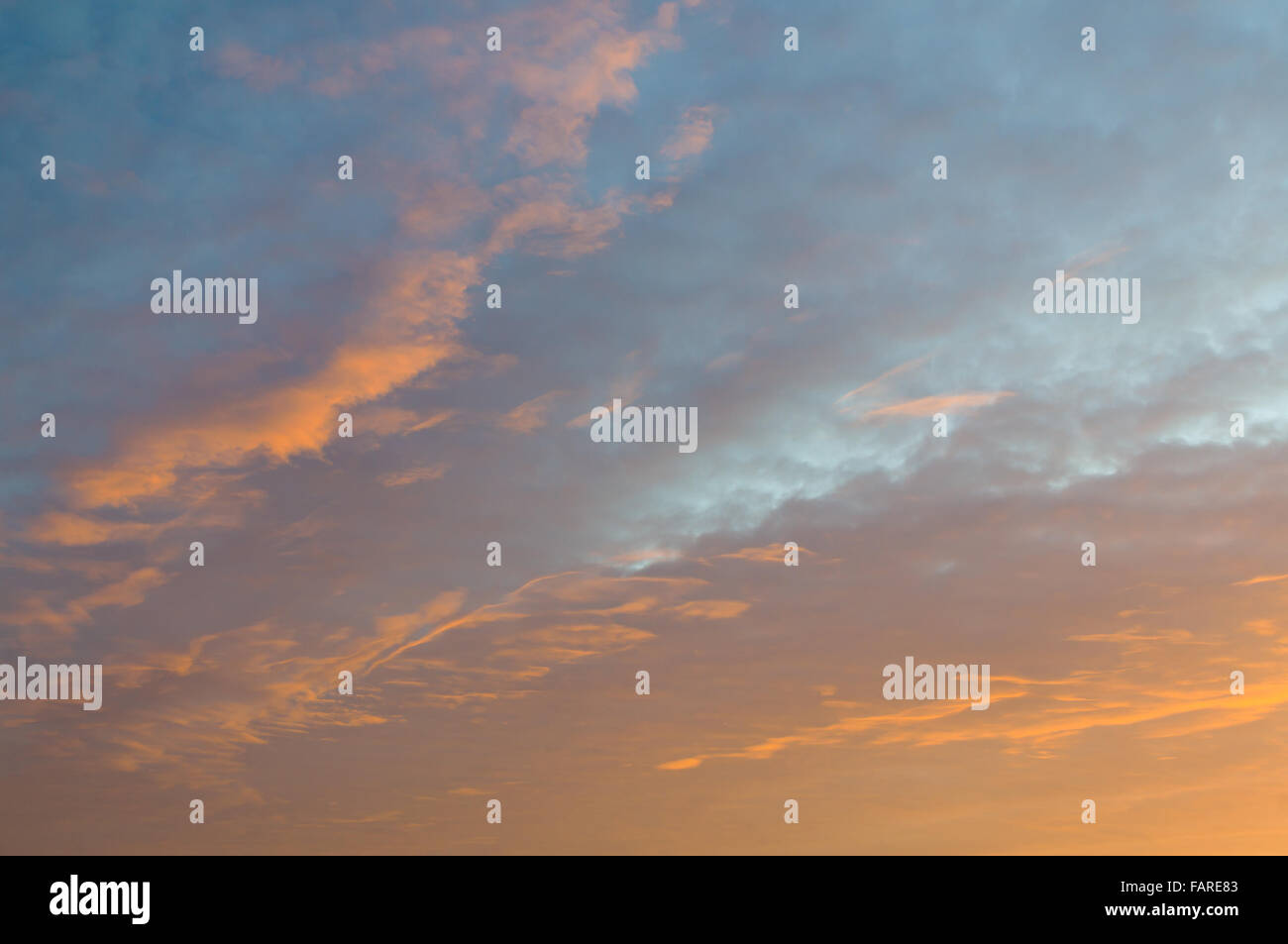 Ciel coucher de soleil spectaculaire avec Fiery nuages orange Banque D'Images