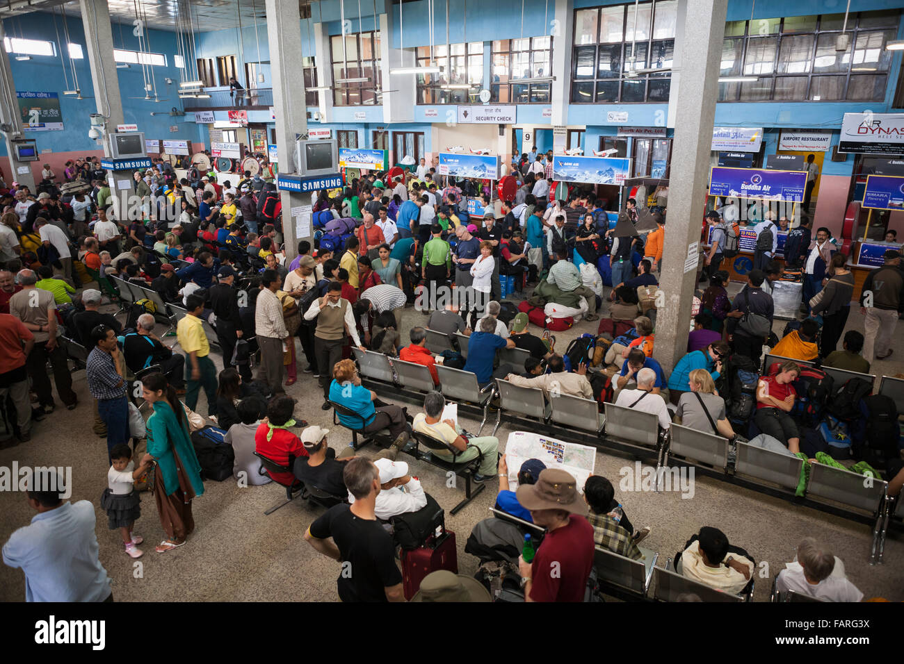Les passagers en attente de leur vol dans l'aérogare des vols intérieurs. L'aéroport international de Tribhuvan. Katmandou. Le Népal. Banque D'Images