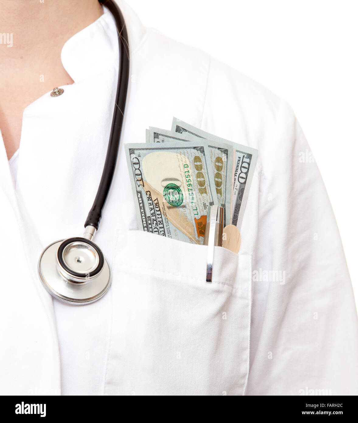 Femme médecin avec dollar notes dans son manteau. Le tout sur fond blanc. Banque D'Images