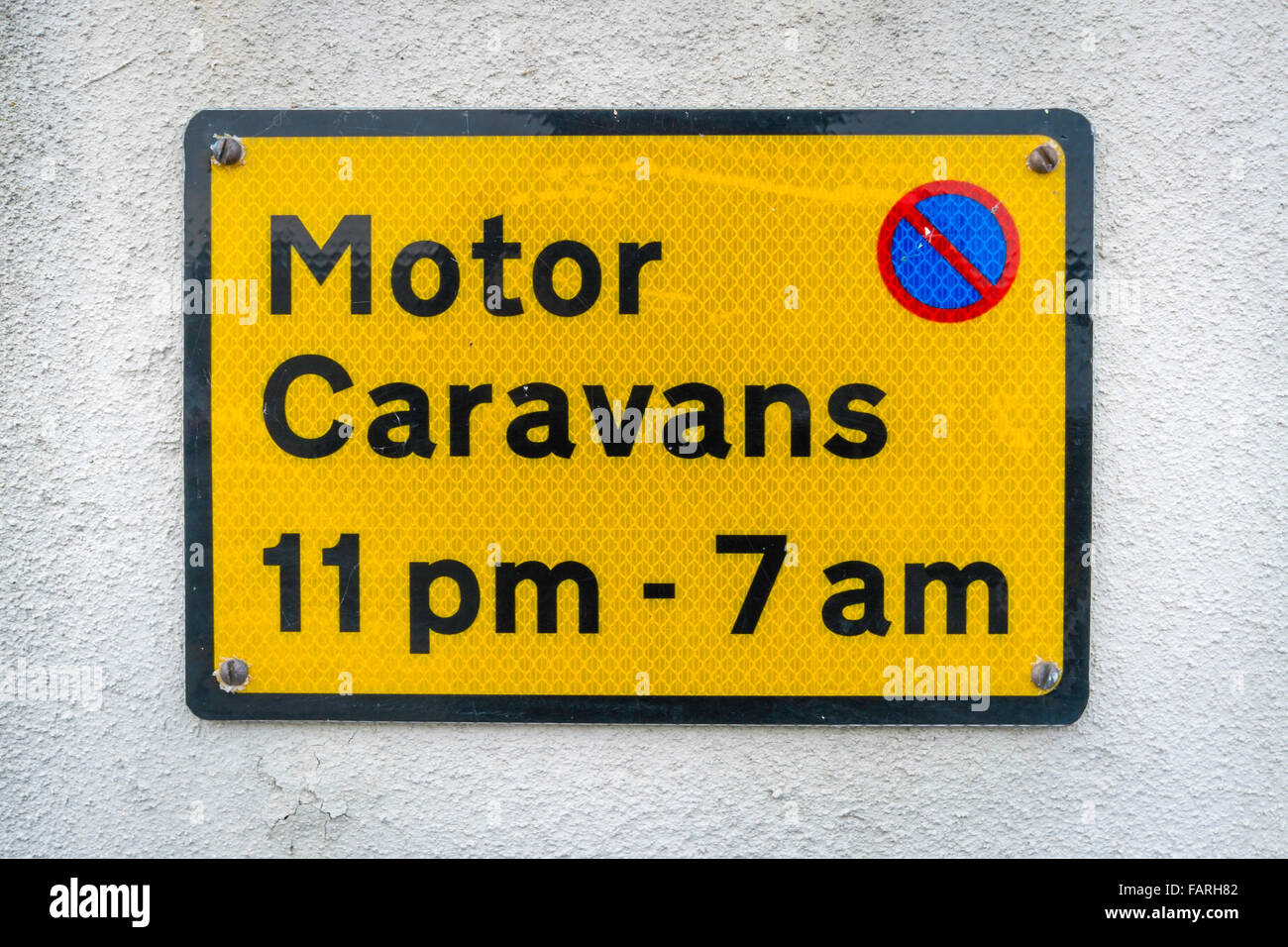 No Parking sign interdisant Motor caravanes gratuit la nuit entre 11 heures et 7 heures. Banque D'Images