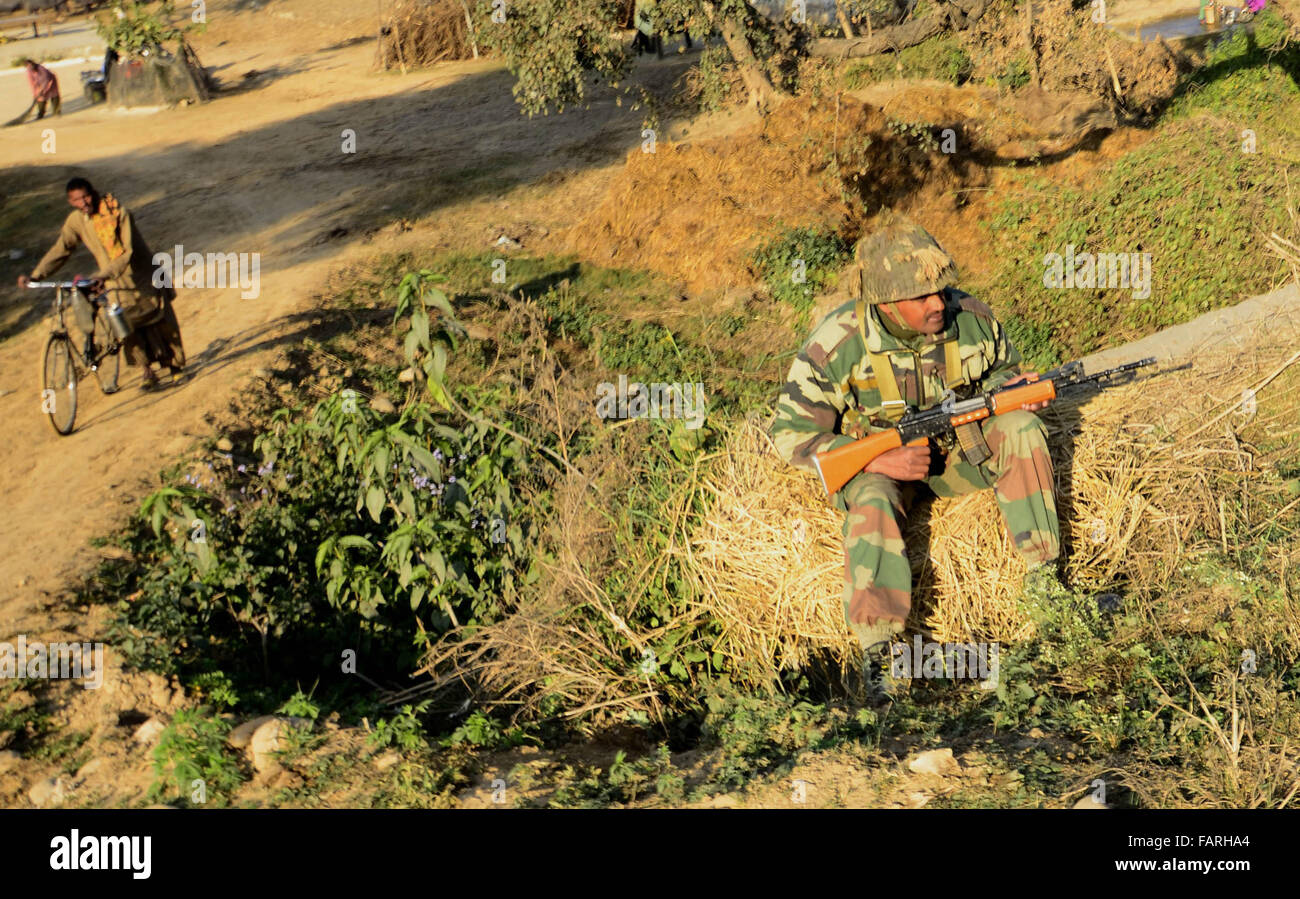 Pathankot. 4 janvier, 2016. Un membre de forces de sécurité indiennes est perçu à l'extérieur de la base aérienne de Pathankot dans le nord de l'État du Punjab, en Inde, le 3 janvier 2016. Comme à l'intérieur de coups Indian Air Force (IAF) de base au Penjab Lundi entrés dans le troisième jour, les Indiens ont déclaré que l'opération était susceptible de prolonger. Sept soldats indiens ont été tués la lutte contre les hommes armés à l'intérieur de la base. © Xinhua/Alamy Live News Banque D'Images