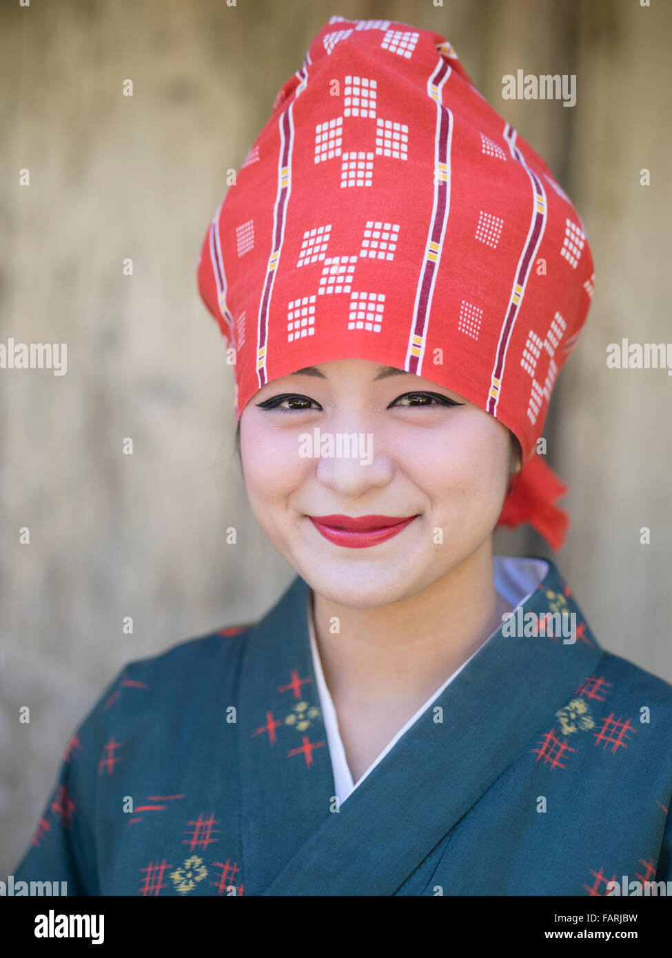 Femme en costume traditionnel d'Okinawa, Ryukyu Mura, Okinawa, Japon Banque D'Images