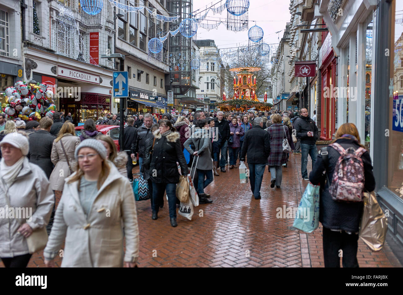 Les acheteurs de Noël à Birmingham Banque D'Images