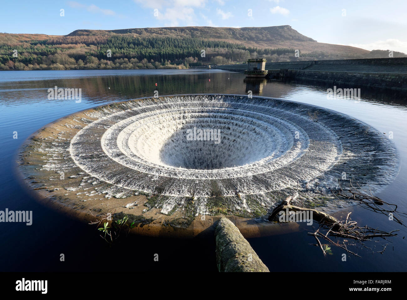 L'Angleterre, Derbyshire, parc national de Peak District. Sinkhole débordement pour Ladybower Reservoir dans le plein débit Banque D'Images