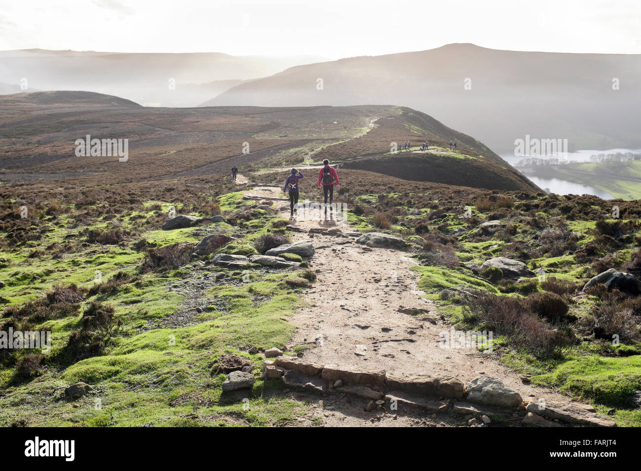 Les coureurs s'suivre un chemin bien défini sur Derwent Moor, le parc national de Peak District, Derbyshire, Angleterre, RU Banque D'Images