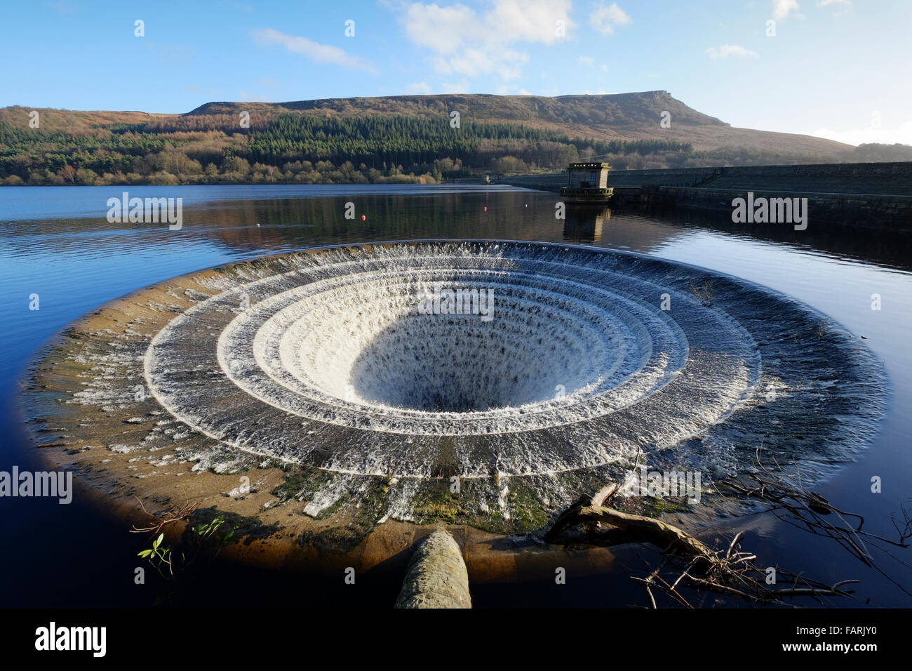 L'Angleterre, Derbyshire, parc national de Peak District. Sinkhole débordement pour Ladybower Reservoir dans le plein débit Banque D'Images