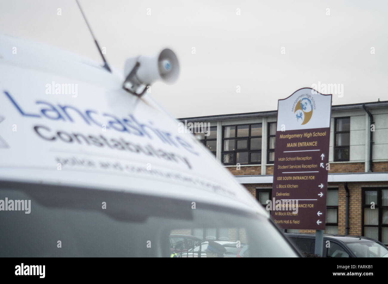 Blackpool, Royaume-Uni. 4 janvier, 2016. Les agents de police montent la garde à l'école secondaire de Montgomery à Bispham, Blackpool, après des menaces ont récemment fait peut-être de l'élève en disant qu'ils allait provoquer une fusillade. Heureusement, jusqu'à présent les choses ont été tout à fait à l'école Crédit : Gary Telford/Alamy live news. Banque D'Images