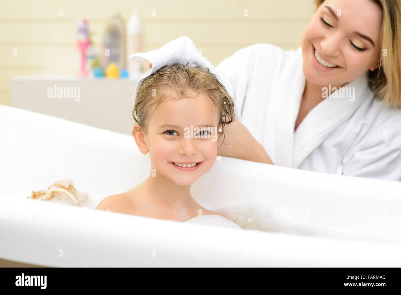 Mère et fille prenant baignoire Photo Stock - Alamy