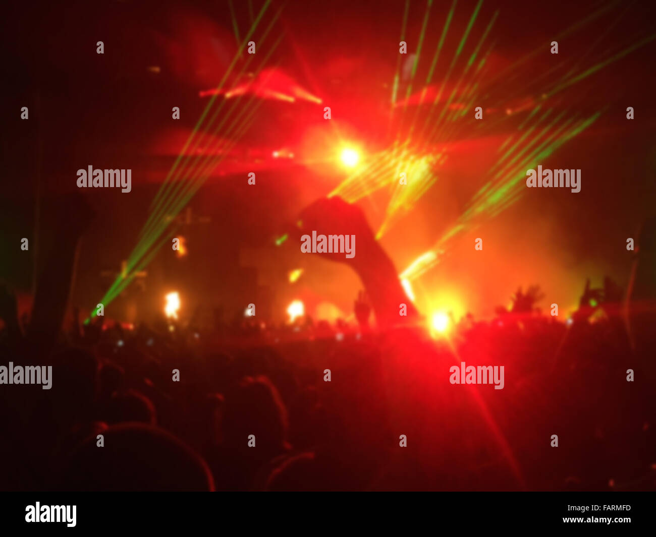Blur shot de foule sur les effets des feux avec concert de musique Banque D'Images