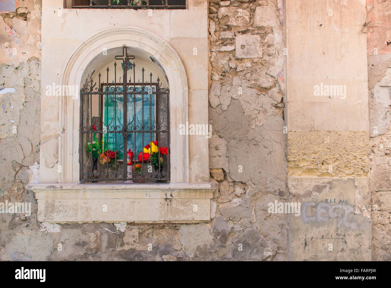 Culte wall italie, vue d'un quartier de culte situé dans un vieux mur de la vieille ville (Centro Storico) Domaine d'Ortigia, Syracuse, en Sicile. Banque D'Images